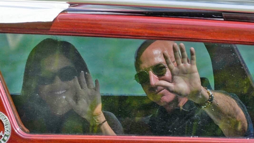 Lauren Sanchez, Jeff Bezos come to Venice, waving to spectators

