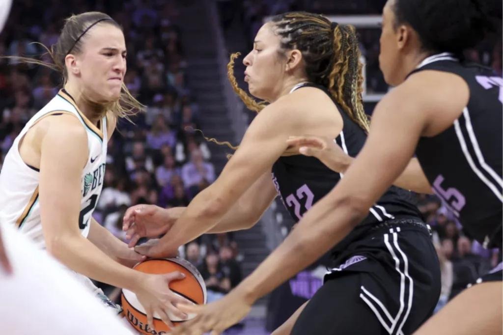 Sabrina Ionescu survives shaky homecoming in Liberty's win